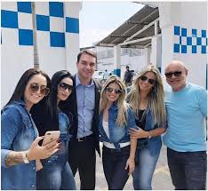 Queiroz pagou cabos eleitorais de Flávio Bolsonaro com caixa 2 em 2018 - 09/11/2020 - UOL Notícias