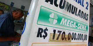 Mega-Sena acumulada em R$ 170 milhões aumenta movimento em lotéricas
