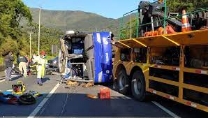 Estradas | Acidente com ônibus do time de futsal de Umuarama mata dois e fere 20 na BR-376