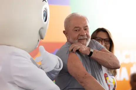 Fabio Rodrigues-Pozzebom/ Agência Brasil Brasília (DF) 27/02/2023 - O presidente Luiz Inácio Lula da Silva e a ministra da Saúde, Nísia Trindade, lançam o Movimento Nacional pela Vacinação. Na ocasião o presidente foi vacinado pelo vice-presidente, Geraldo Alckmin