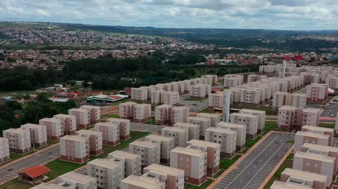 Apresentação de dia das crianças colorida com fotos e pinturas rosa e laranja (3)